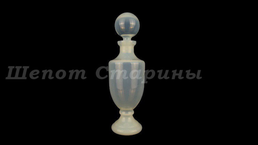 Лот № 234 Штоф из опалового стекла