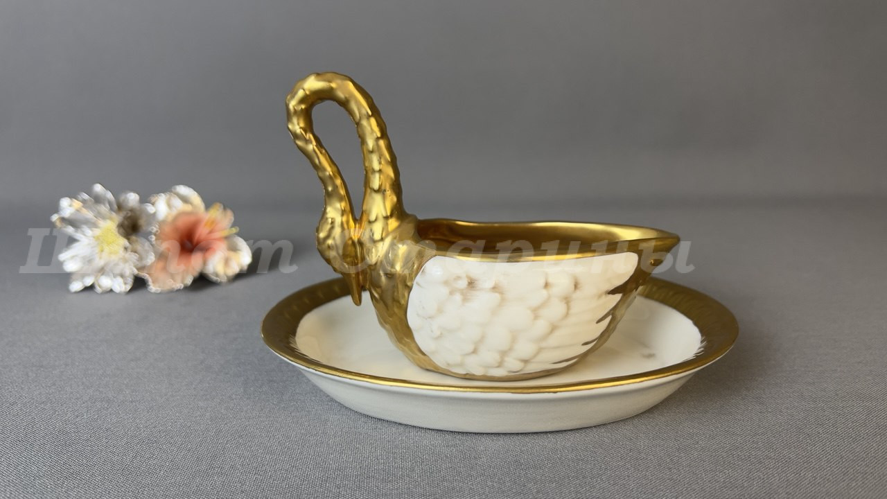 Лот. № 827 Винтажная соусница Лебедь компании Capodimonte Italy