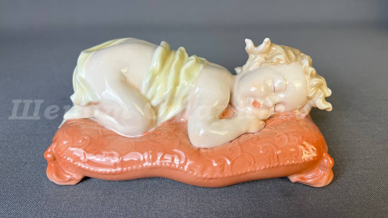 Лот. № 847 Фарфоровая статуэтка ‘’Спящий младенец на подушке’’ Unicorn Studio Fine Porcelain per Palais Royal