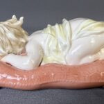 Лот. № 847 Фарфоровая статуэтка ‘’Спящий младенец на подушке’’ Unicorn Studio Fine Porcelain per Palais Royal