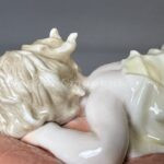 Лот. № 847 Фарфоровая статуэтка ‘’Спящий младенец на подушке’’ Unicorn Studio Fine Porcelain per Palais Royal